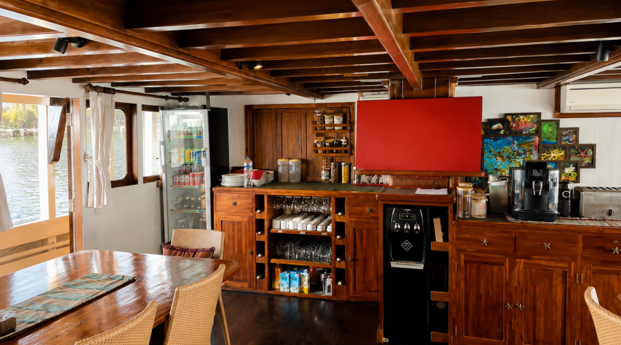saloon 2